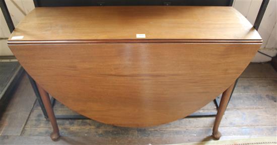 Oval mahogany drop leaf table(-)